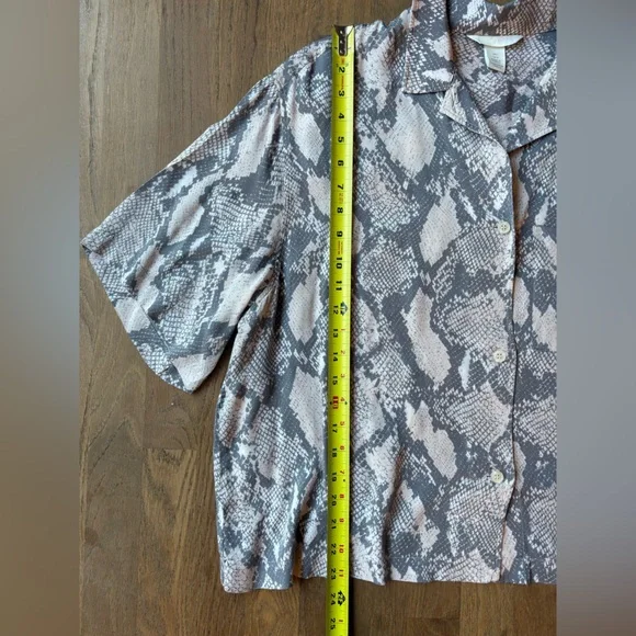 H&M light weight Viscose woven Cropped Drop Shoulder Button Up Shirt L - Picture 10 of 10